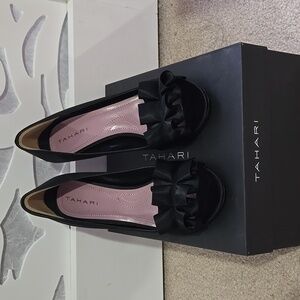 TAHARI Black Heels 6